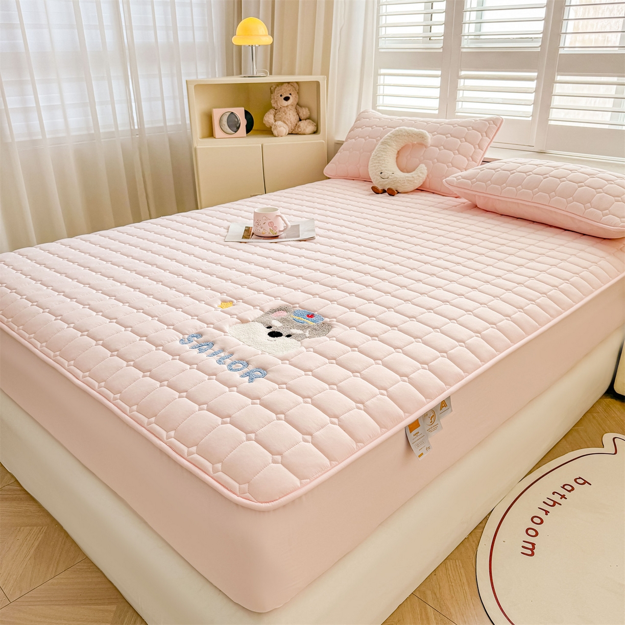 91家纺网 家纺一手货源 找家纺 雯豆家纺 2025新品刺绣款毛巾绣夹棉床笠三件套纯色素色床护垫保护套 叮当狗-密合粉