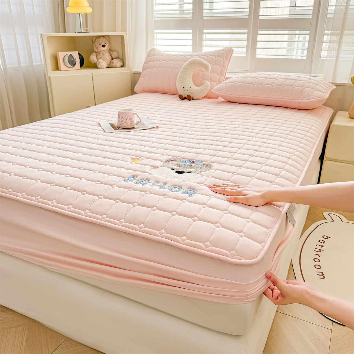 91家纺网 家纺一手货源 找家纺 雯豆家纺 2025新品刺绣款毛巾绣夹棉床笠三件套纯色素色床护垫保护套 叮当狗-密合粉