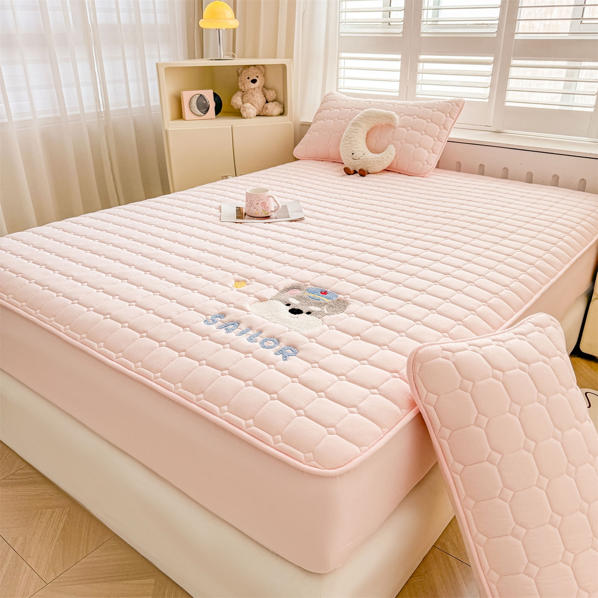 91家纺网 家纺一手货源 找家纺 雯豆家纺 2025新品刺绣款毛巾绣夹棉床笠三件套纯色素色床护垫保护套 叮当狗-密合粉