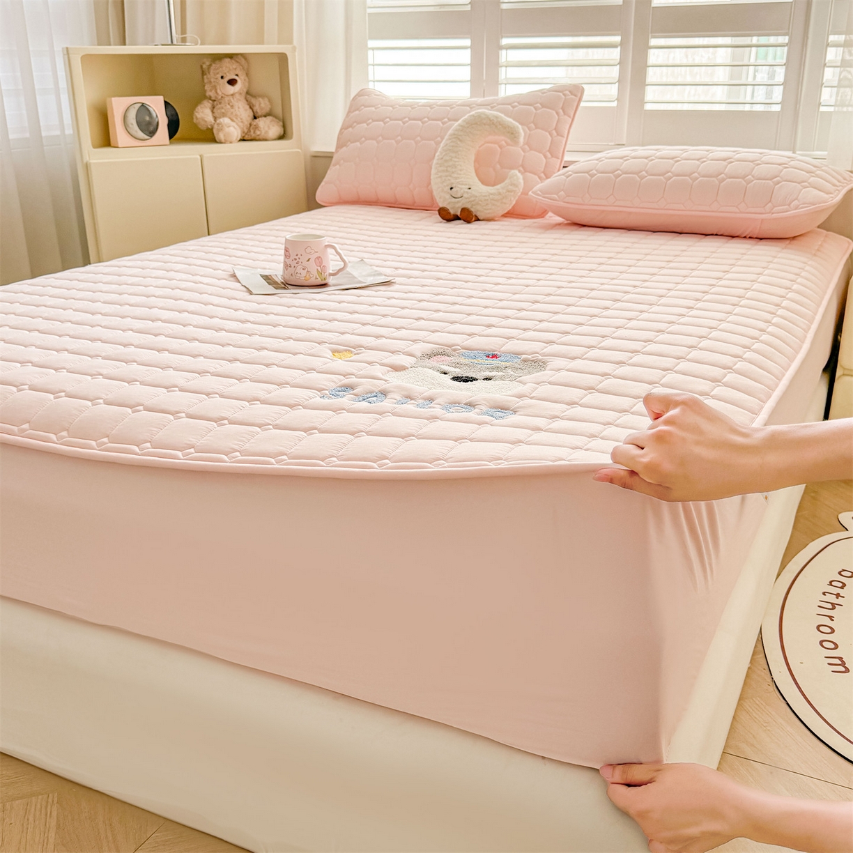 91家纺网 家纺一手货源 找家纺 雯豆家纺 2025新品刺绣款毛巾绣夹棉床笠三件套纯色素色床护垫保护套 叮当狗-密合粉