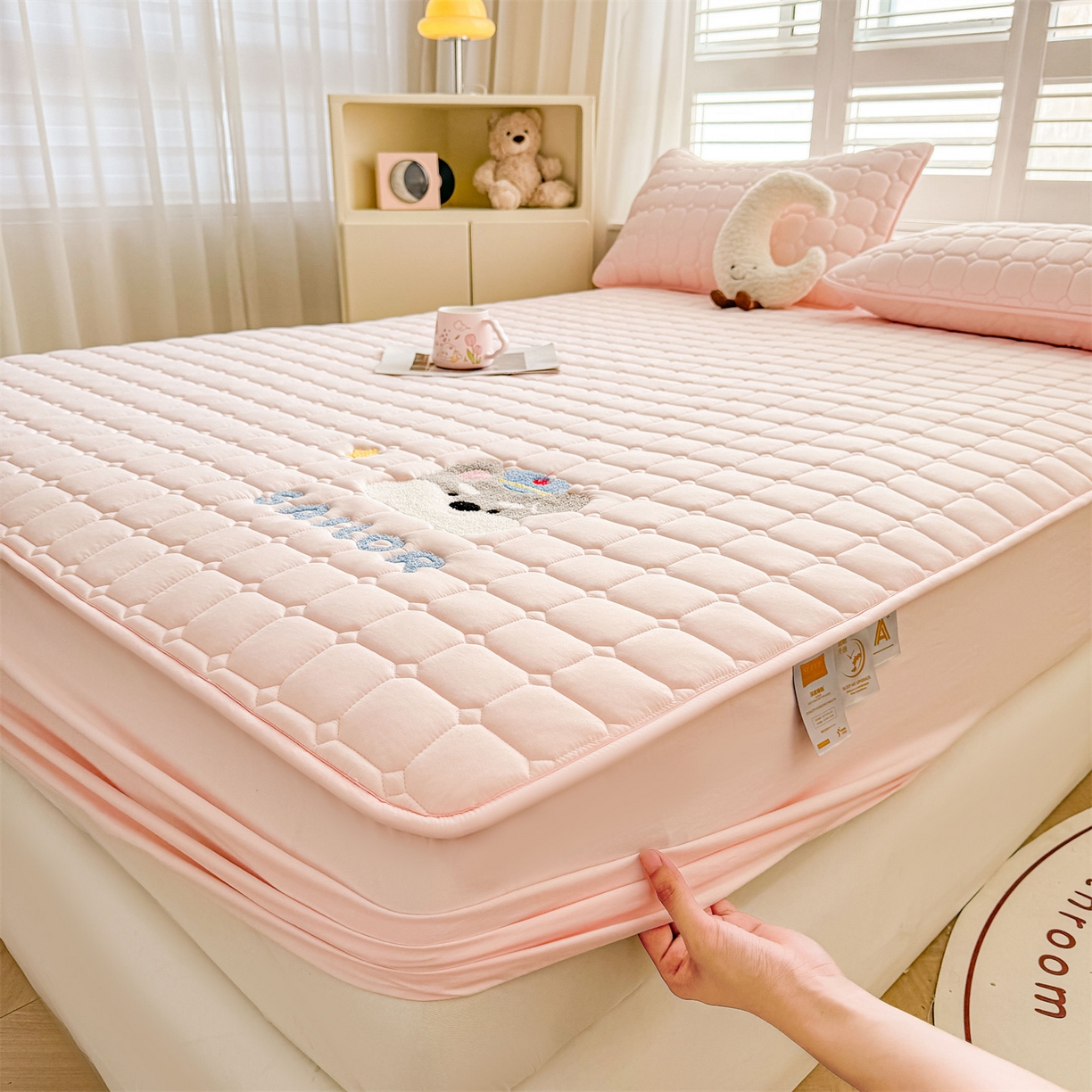 91家纺网 家纺一手货源 找家纺 雯豆家纺 2025新品刺绣款毛巾绣夹棉床笠三件套纯色素色床护垫保护套 叮当狗-密合粉