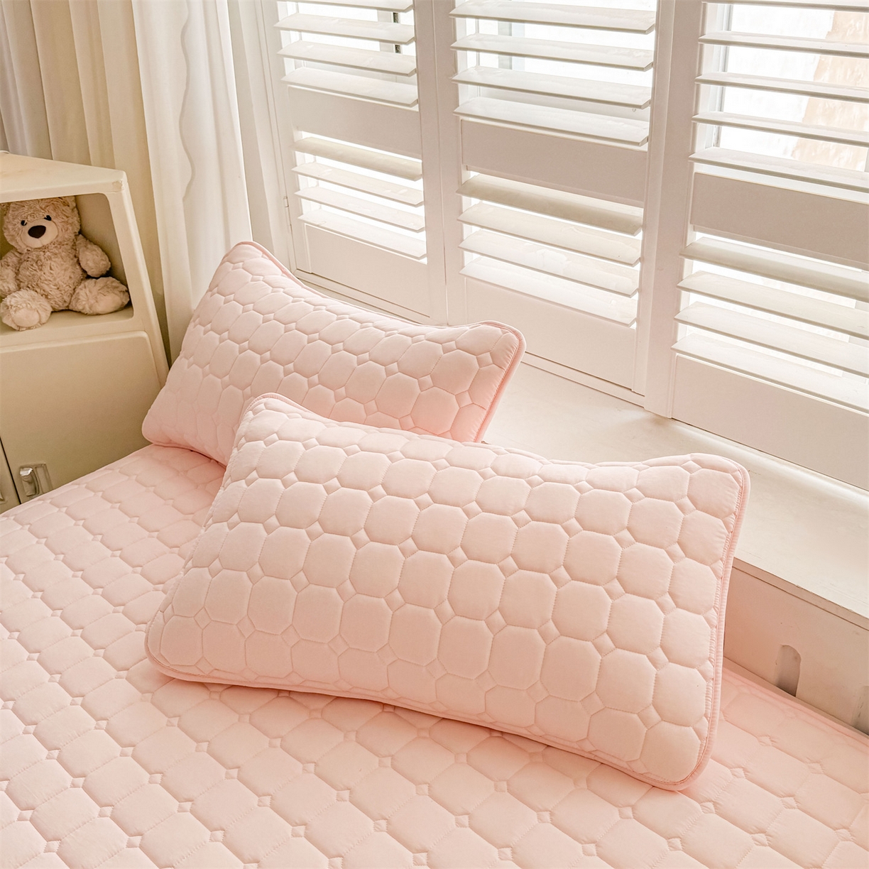 91家纺网 家纺一手货源 找家纺 雯豆家纺 2025新品刺绣款毛巾绣夹棉床笠三件套纯色素色床护垫保护套 叮当狗-密合粉