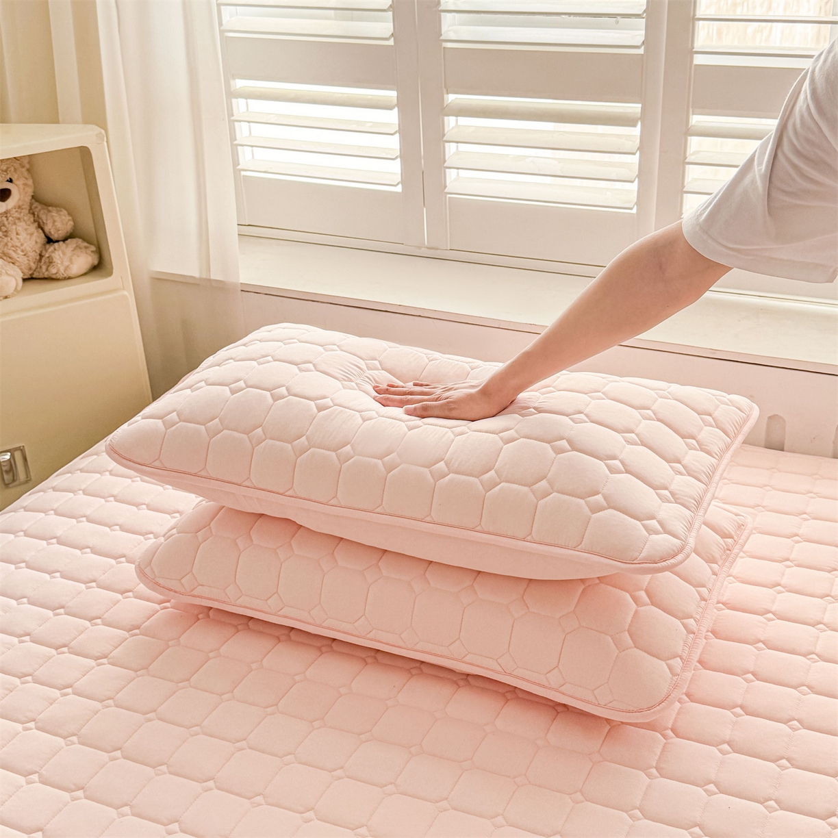 91家纺网 家纺一手货源 找家纺 雯豆家纺 2025新品刺绣款毛巾绣夹棉床笠三件套纯色素色床护垫保护套 叮当狗-密合粉