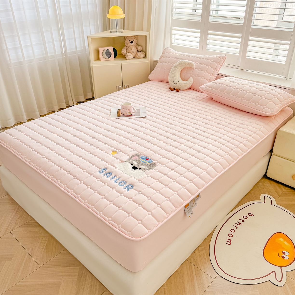 91家纺网 家纺一手货源 找家纺 雯豆家纺 2025新品刺绣款毛巾绣夹棉床笠三件套纯色素色床护垫保护套 叮当狗-密合粉