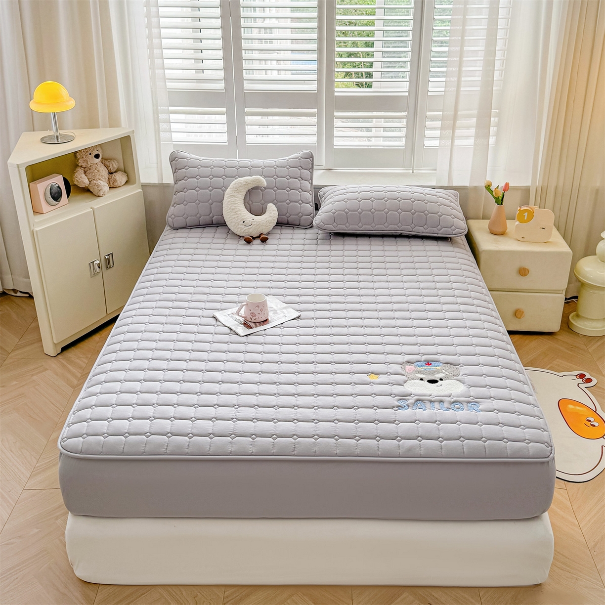 91家纺网 家纺一手货源 找家纺 雯豆家纺 2025新品刺绣款毛巾绣夹棉床笠三件套纯色素色床护垫保护套 叮当狗-暮云灰