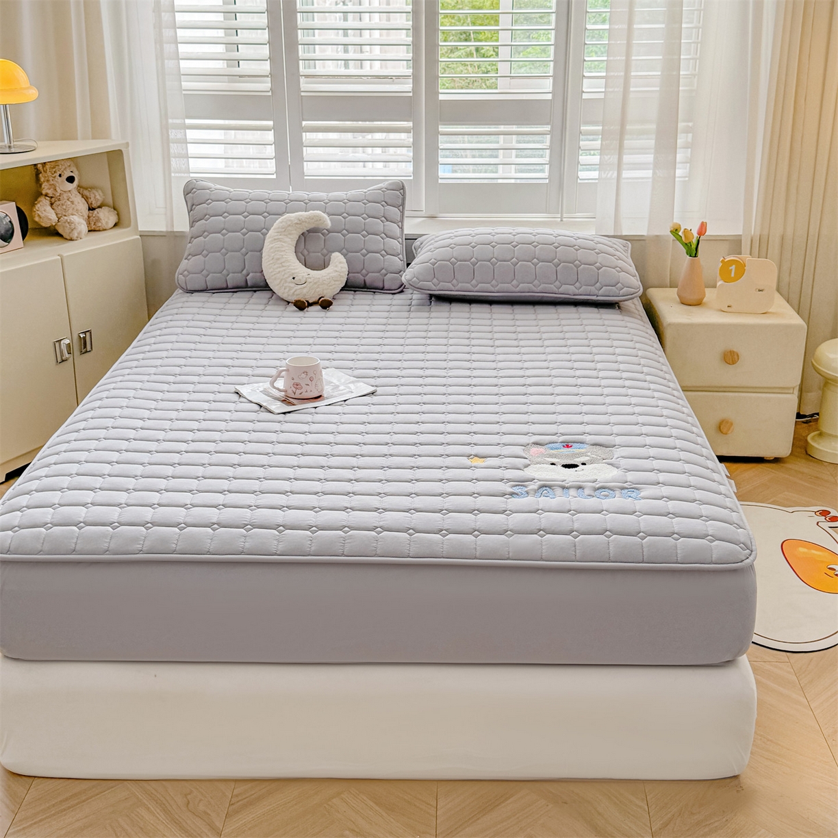 91家纺网 家纺一手货源 找家纺 雯豆家纺 2025新品刺绣款毛巾绣夹棉床笠三件套纯色素色床护垫保护套 叮当狗-暮云灰