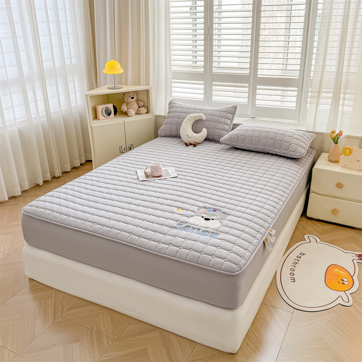 91家纺网 家纺一手货源 找家纺 雯豆家纺 2025新品刺绣款毛巾绣夹棉床笠三件套纯色素色床护垫保护套 叮当狗-暮云灰