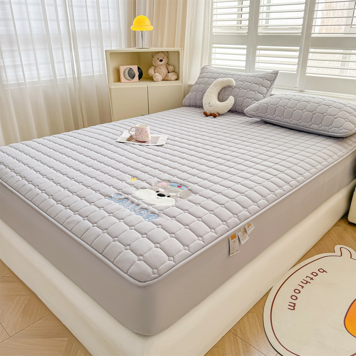 91家纺网 家纺一手货源 找家纺 雯豆家纺 2025新品刺绣款毛巾绣夹棉床笠三件套纯色素色床护垫保护套 叮当狗-暮云灰