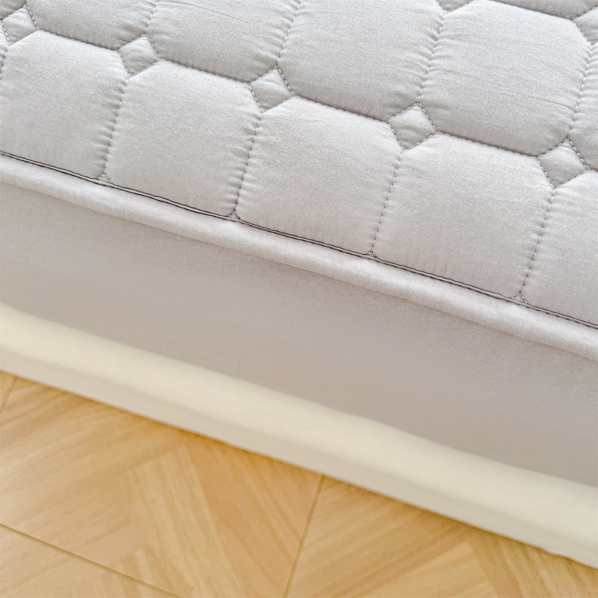 91家纺网 家纺一手货源 找家纺 雯豆家纺 2025新品刺绣款毛巾绣夹棉床笠三件套纯色素色床护垫保护套 叮当狗-暮云灰