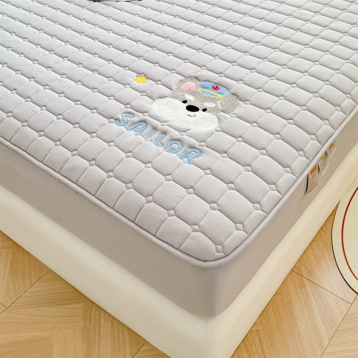 91家纺网 家纺一手货源 找家纺 雯豆家纺 2025新品刺绣款毛巾绣夹棉床笠三件套纯色素色床护垫保护套 叮当狗-暮云灰