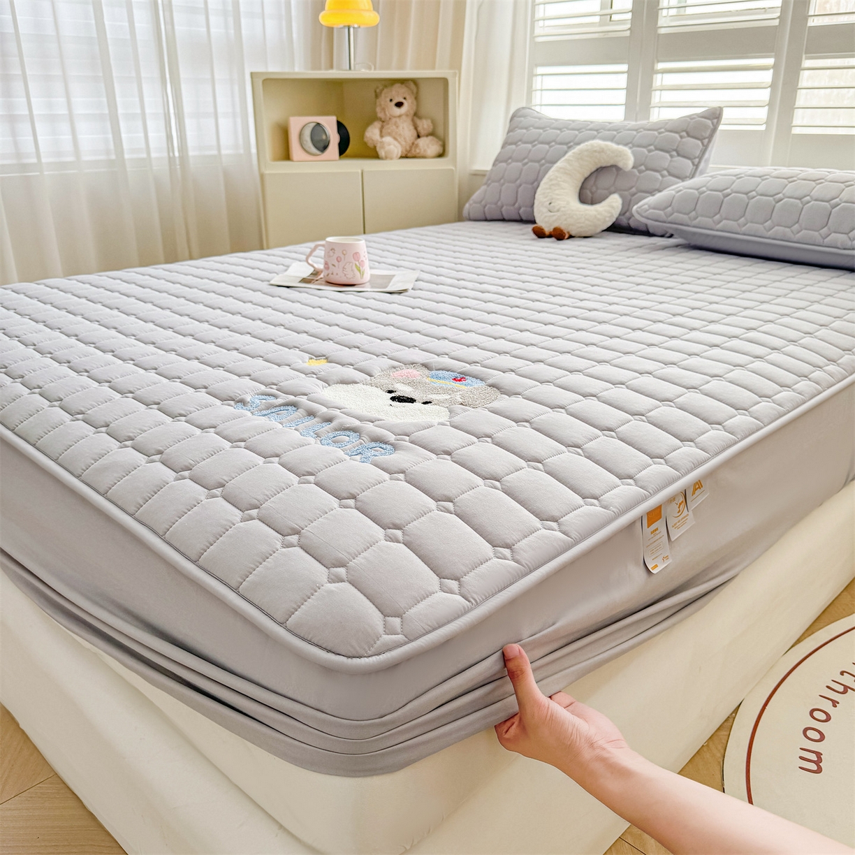 91家纺网 家纺一手货源 找家纺 雯豆家纺 2025新品刺绣款毛巾绣夹棉床笠三件套纯色素色床护垫保护套 叮当狗-暮云灰