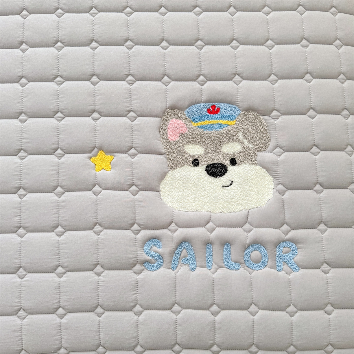 91家纺网 家纺一手货源 找家纺 雯豆家纺 2025新品刺绣款毛巾绣夹棉床笠三件套纯色素色床护垫保护套 叮当狗-暮云灰