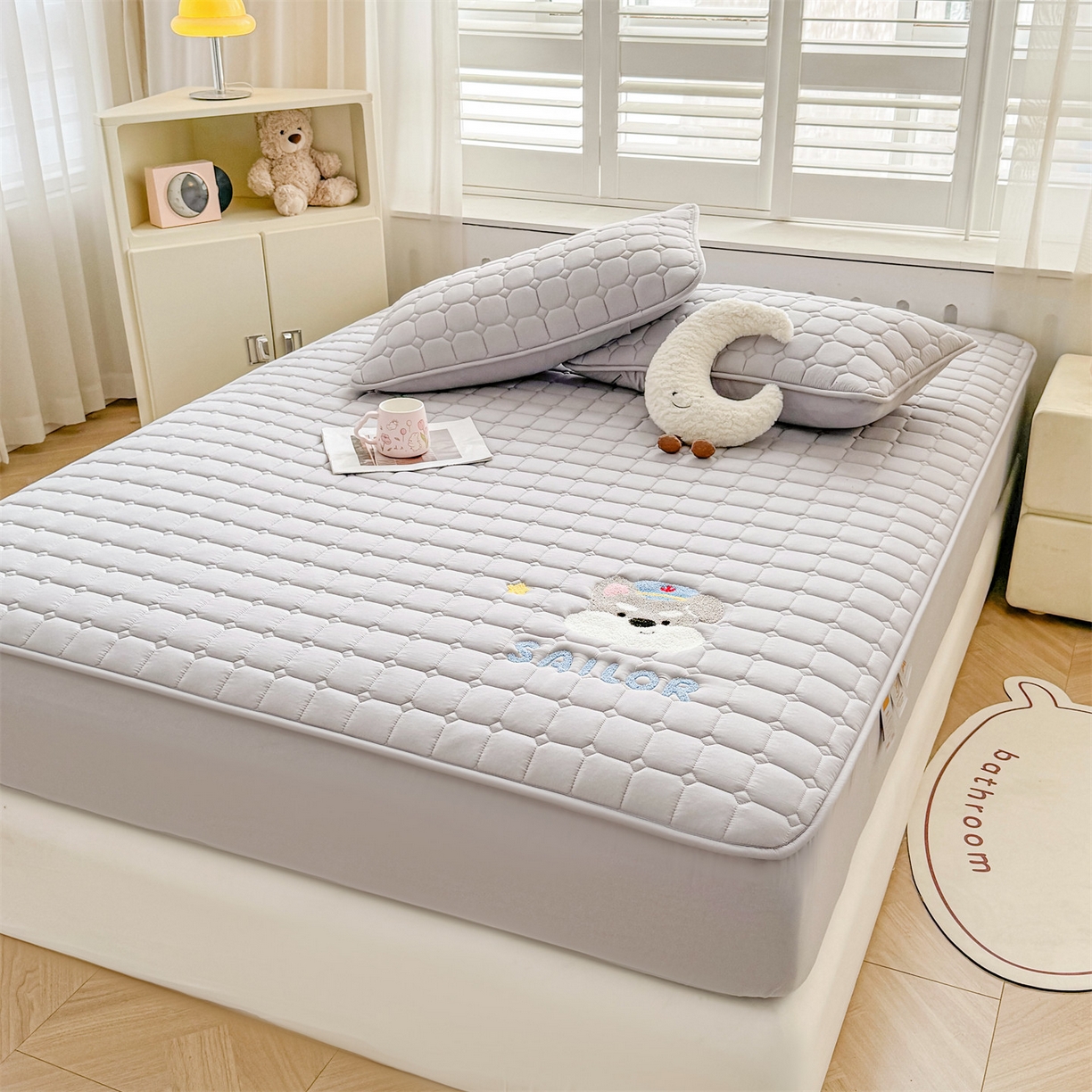 91家纺网 家纺一手货源 找家纺 雯豆家纺 2025新品刺绣款毛巾绣夹棉床笠三件套纯色素色床护垫保护套 叮当狗-暮云灰