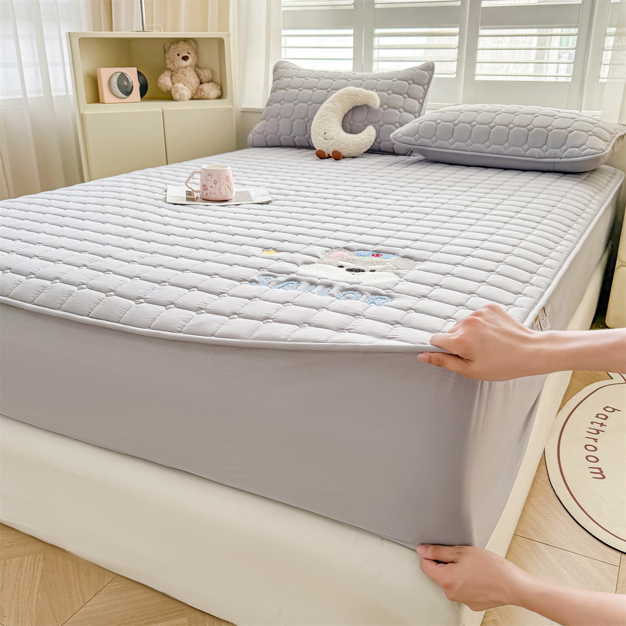 91家纺网 家纺一手货源 找家纺 雯豆家纺 2025新品刺绣款毛巾绣夹棉床笠三件套纯色素色床护垫保护套 叮当狗-暮云灰