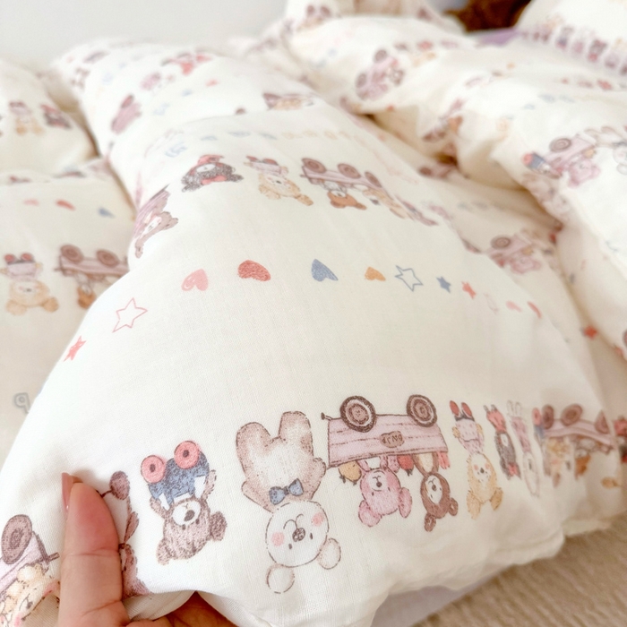 91家纺网 家纺一手货源 找家纺 2025新款全棉26℃有氧双层纱幼儿园多件套 快乐小熊