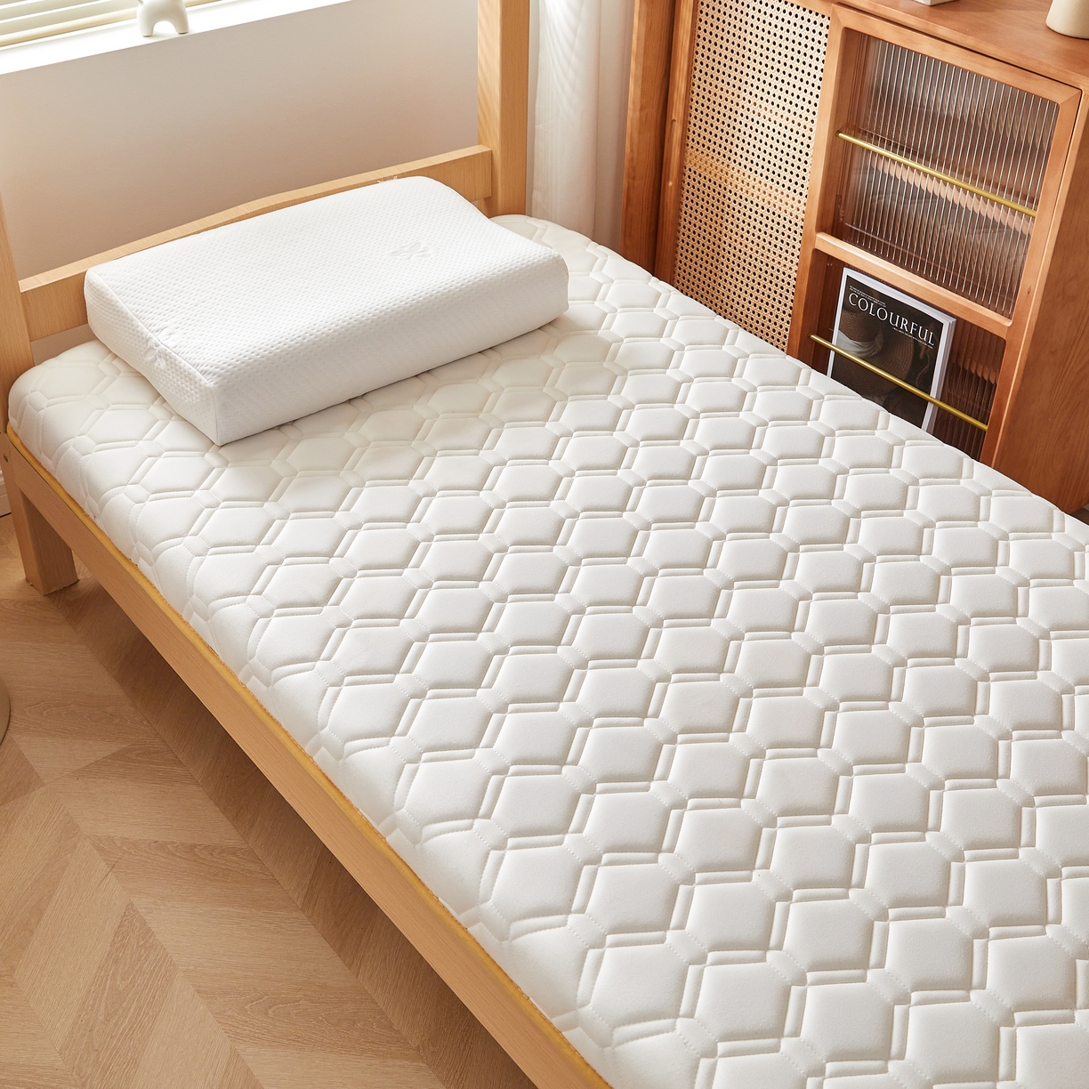 91家纺网 家纺一手货源 找家纺 希廷顿 2025春夏新款足球宿舍床垫单床垫 白色-足球-H烫画