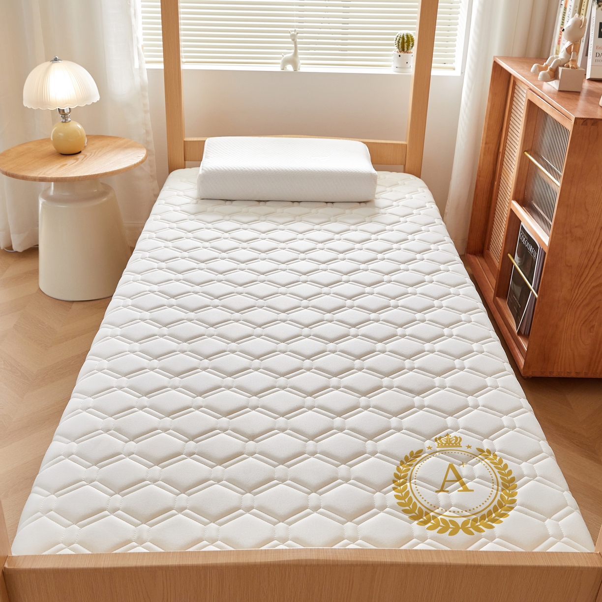 91家纺网 家纺一手货源 找家纺 希廷顿 2025春夏新款足球宿舍床垫单床垫 白色-足球-H烫画