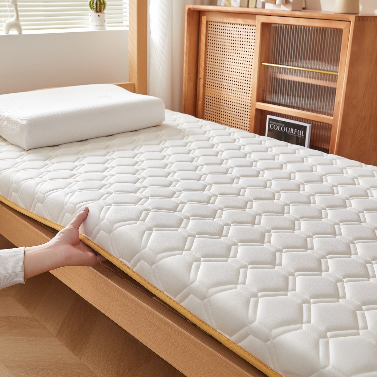 91家纺网 家纺一手货源 找家纺 希廷顿 2025春夏新款足球宿舍床垫单床垫 白色-足球-H烫画