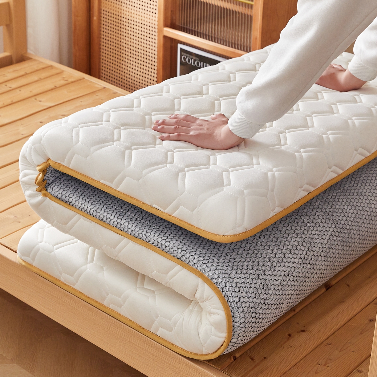 91家纺网 家纺一手货源 找家纺 希廷顿 2025春夏新款足球宿舍床垫单床垫 白色-足球-H烫画