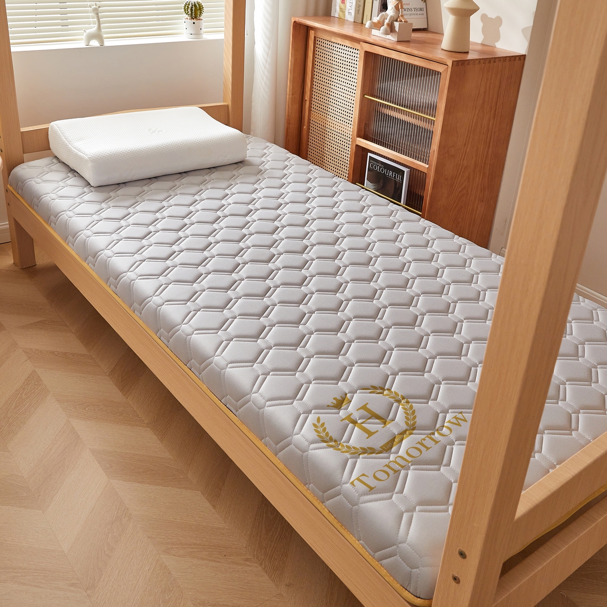 91家纺网 家纺一手货源 找家纺 希廷顿 2025春夏新款足球宿舍床垫单床垫 浅灰-足球-H烫画