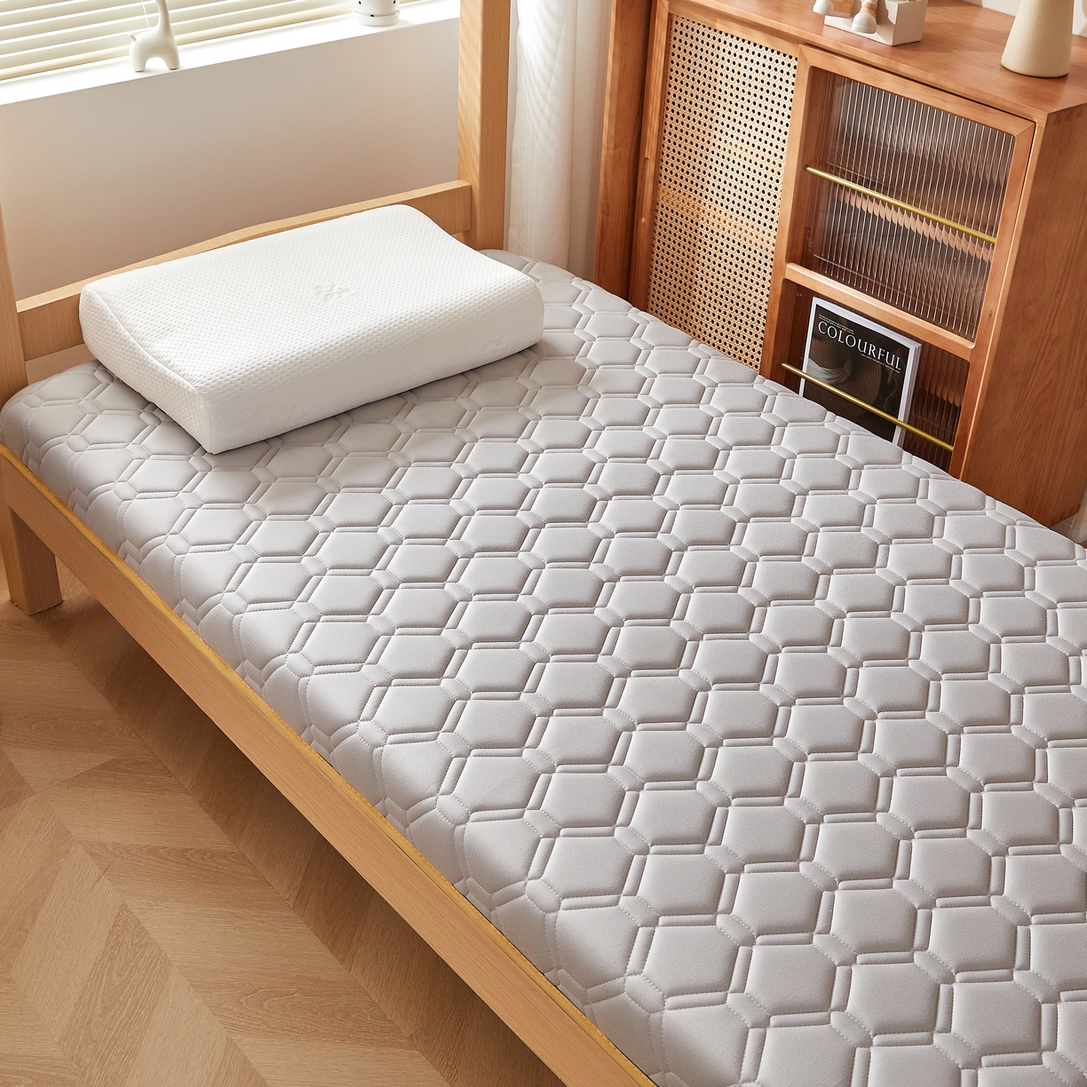 91家纺网 家纺一手货源 找家纺 希廷顿 2025春夏新款足球宿舍床垫单床垫 浅灰-足球-H烫画