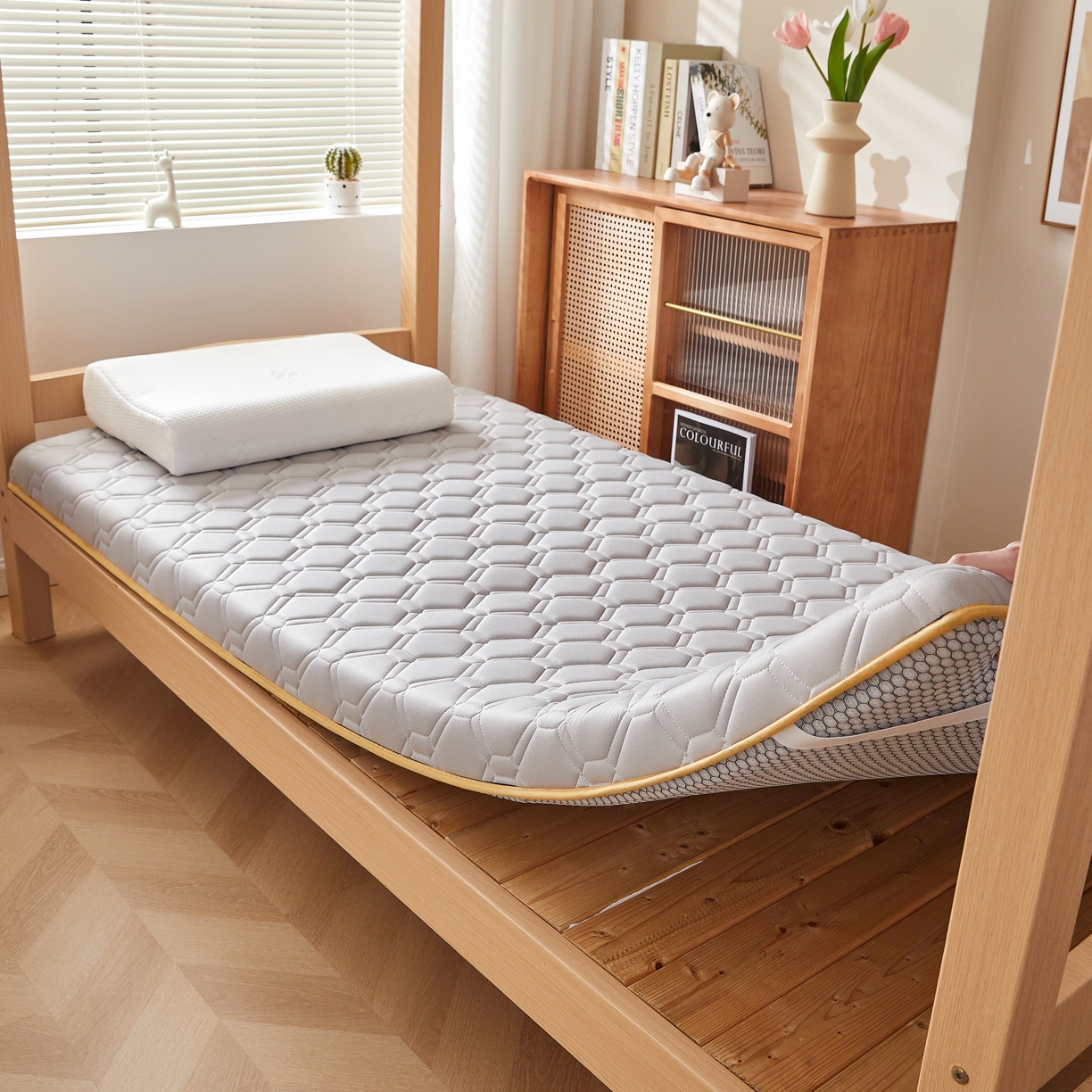 91家纺网 家纺一手货源 找家纺 希廷顿 2025春夏新款足球宿舍床垫单床垫 浅灰-足球-H烫画