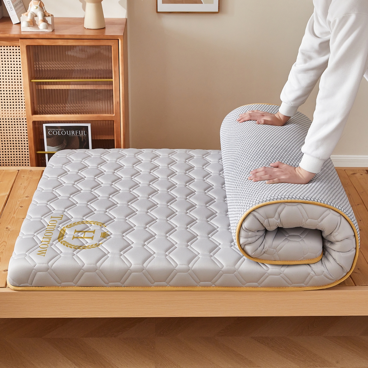 91家纺网 家纺一手货源 找家纺 希廷顿 2025春夏新款足球宿舍床垫单床垫 浅灰-足球-H烫画