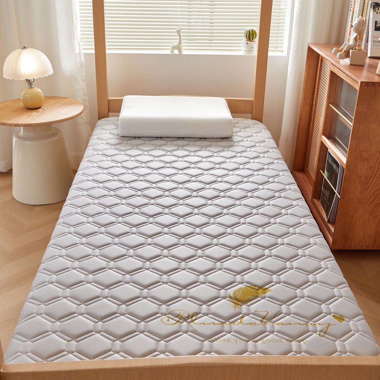 91家纺网 家纺一手货源 找家纺 希廷顿 2025春夏新款足球宿舍床垫单床垫 浅灰-足球-羽毛烫画