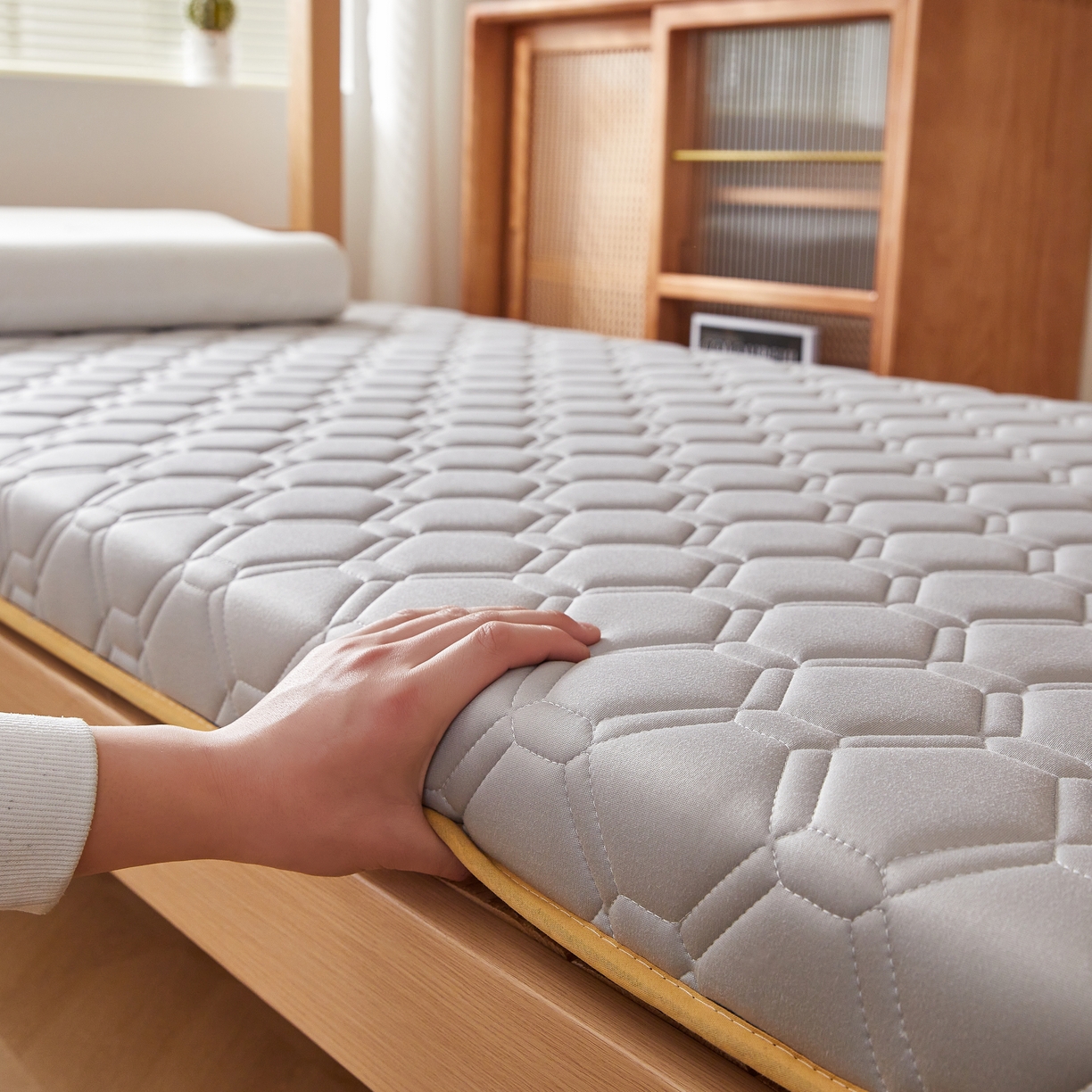 91家纺网 家纺一手货源 找家纺 希廷顿 2025春夏新款足球宿舍床垫单床垫 浅灰-足球-羽毛烫画