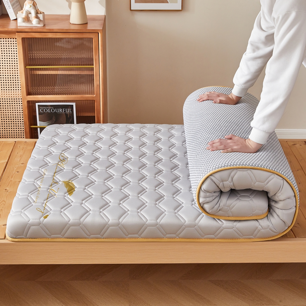 91家纺网 家纺一手货源 找家纺 希廷顿 2025春夏新款足球宿舍床垫单床垫 浅灰-足球-羽毛烫画