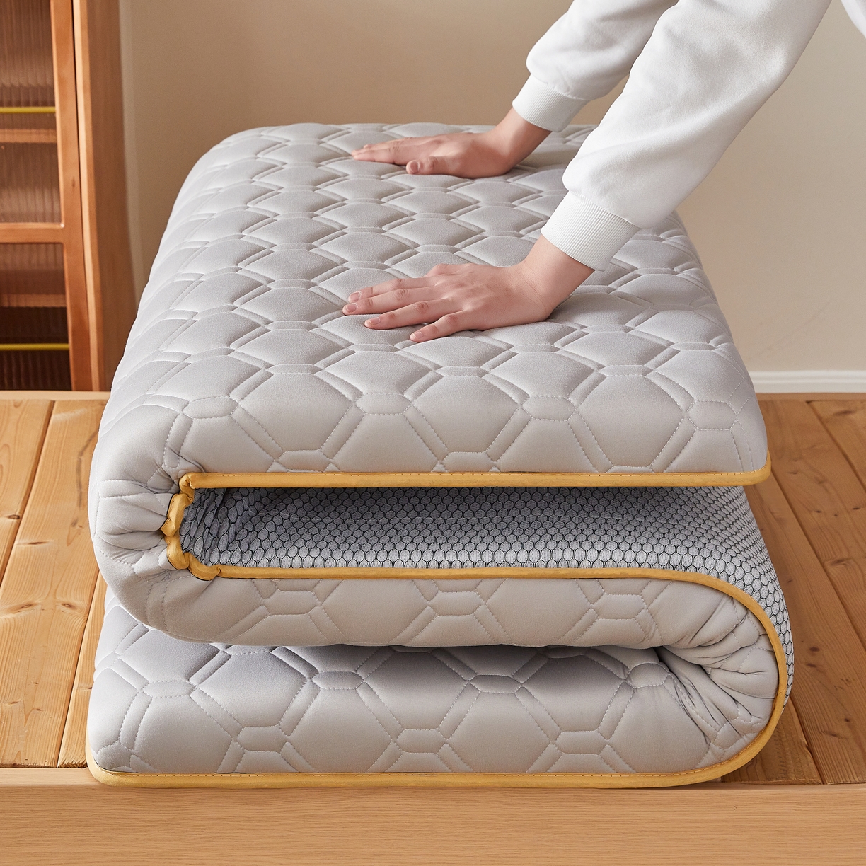 91家纺网 家纺一手货源 找家纺 希廷顿 2025春夏新款足球宿舍床垫单床垫 浅灰-足球-羽毛烫画