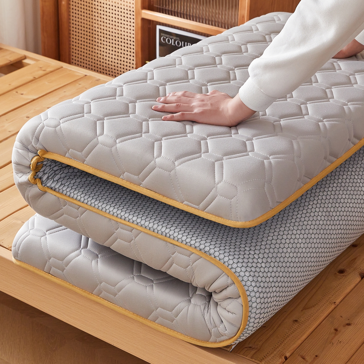 91家纺网 家纺一手货源 找家纺 希廷顿 2025春夏新款足球宿舍床垫单床垫 浅灰-足球-羽毛烫画