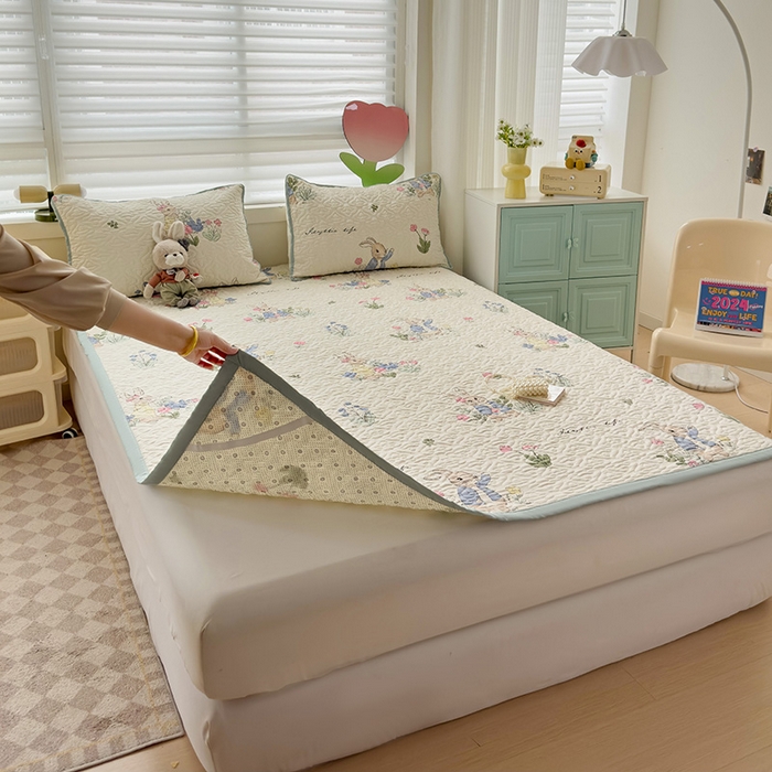 91家纺网 家纺一手货源 找家纺 悦织湾家纺 2025新款A类加厚水洗棉床垫小清新印花四季通用床垫 兔sweet