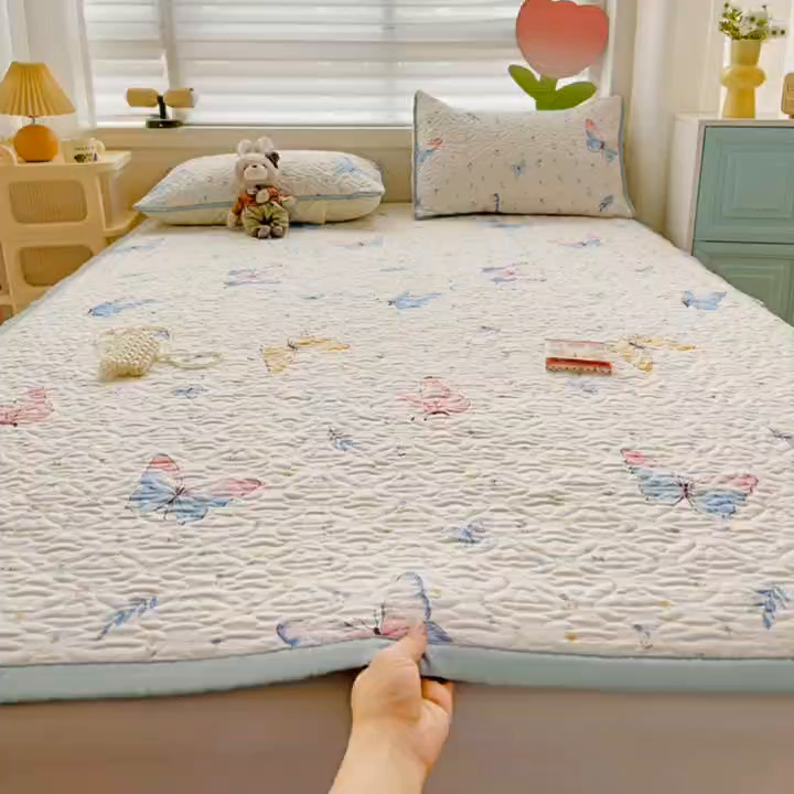 91家纺网 家纺一手货源 找家纺 悦织湾家纺 2025新款A类加厚水洗棉床垫小清新印花四季通用床垫 星蝶物语