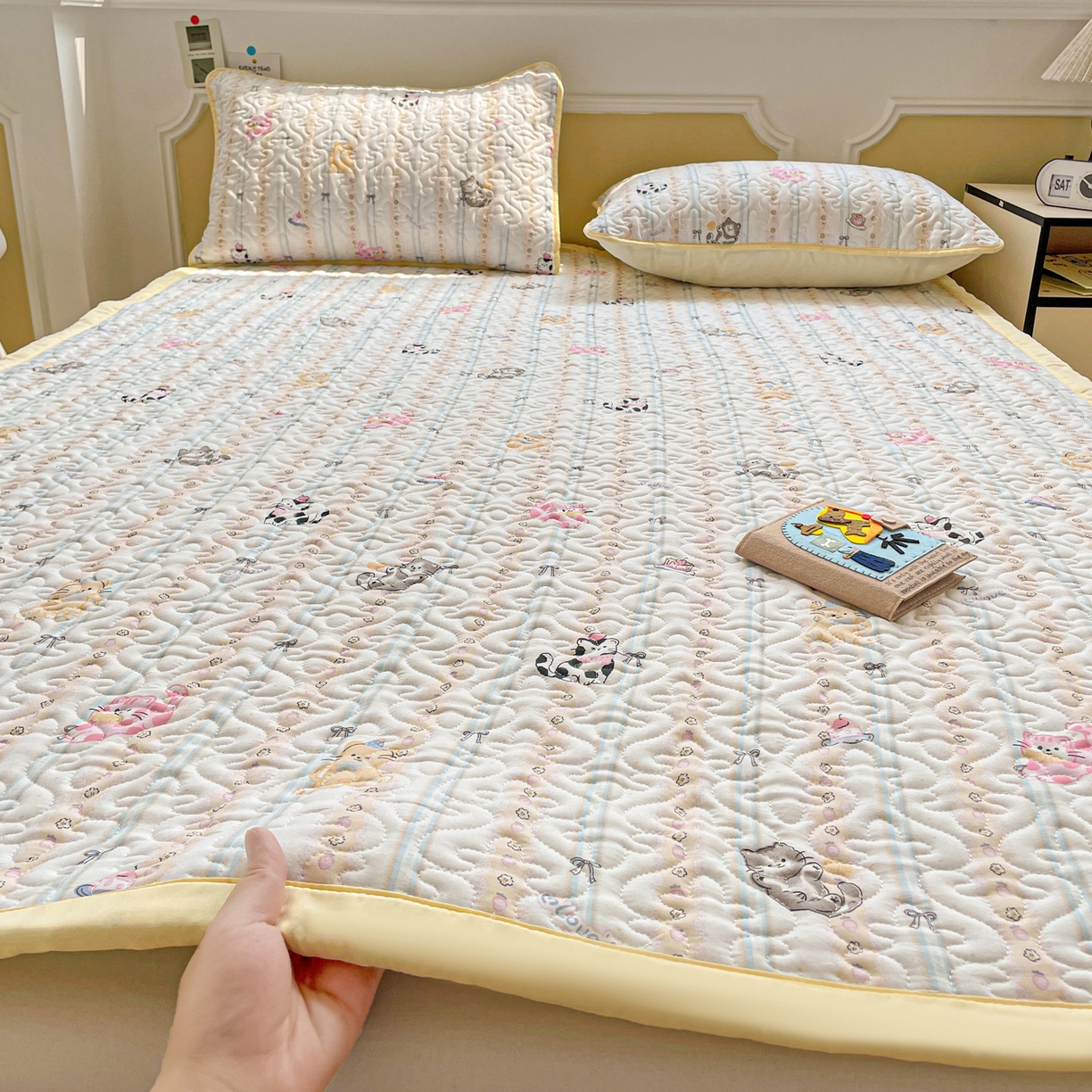 悦织湾家纺 2025新款A类加厚水洗棉床垫小清新印花四季通用床垫 草莓猫饼