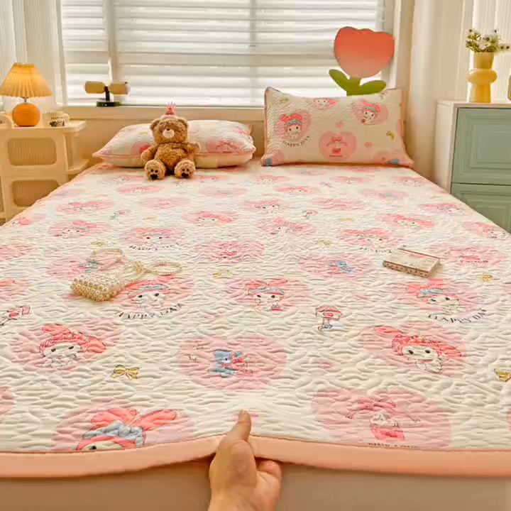 91家纺网 家纺一手货源 找家纺 悦织湾家纺 2025新款A类加厚水洗棉床垫小清新印花四季通用床垫 小恋曲