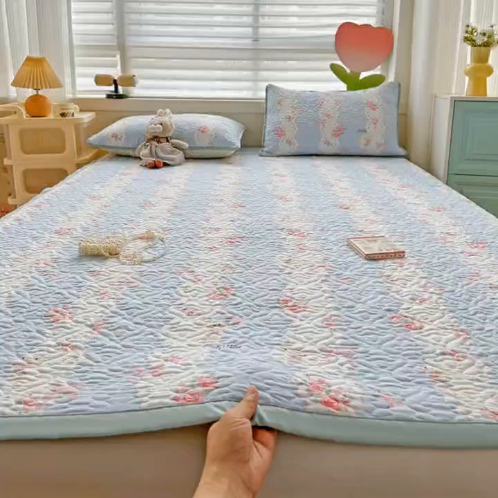 91家纺网 家纺一手货源 找家纺 悦织湾家纺 2025新款A类加厚水洗棉床垫小清新印花四季通用床垫 甜雾予月