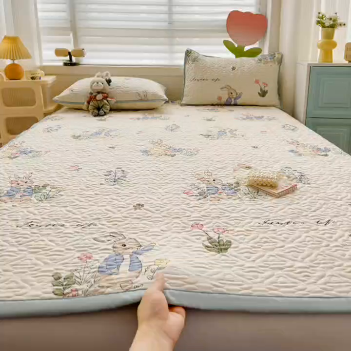 91家纺网 家纺一手货源 找家纺 悦织湾家纺 2025新款A类加厚水洗棉床垫小清新印花四季通用床垫 兔sweet
