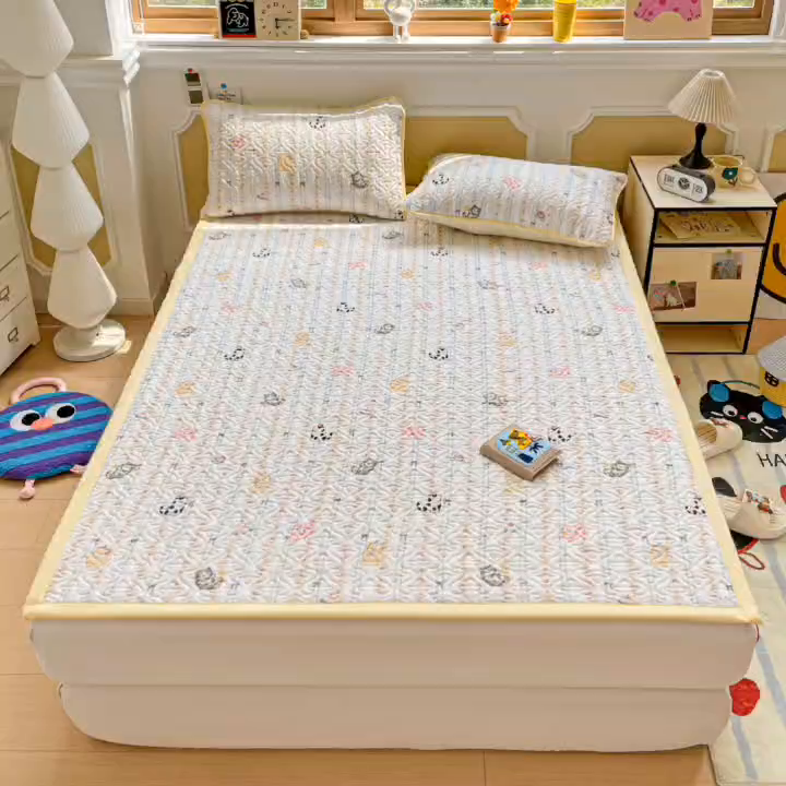 91家纺网 家纺一手货源 找家纺 悦织湾家纺 2025新款A类加厚水洗棉床垫小清新印花四季通用床垫 草莓猫饼