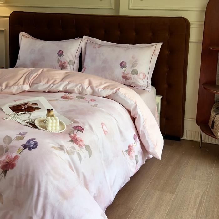 91家纺网 家纺一手货源 找家纺 由丽家纺 2025新款亲肤舒适全棉纯棉臻棉数码印花四件套系列 玫瑰颂-粉