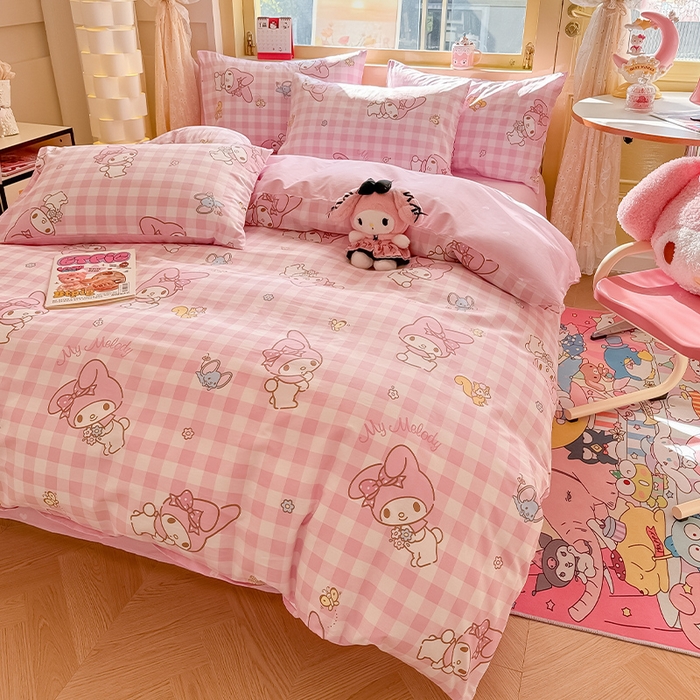 91家纺网 家纺一手货源 找家纺 蓝邻家纺 2025年新款三丽鸥正版授权全棉印花四件套系列-大床图 粉格美乐蒂