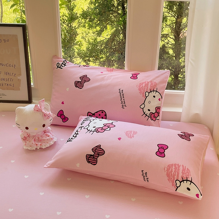 91家纺网 家纺一手货源 找家纺 蓝邻家纺 2025年新款三丽鸥正版授权全棉印花四件套系列-大床图 开心凯蒂