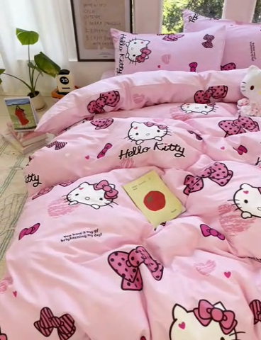 91家纺网 家纺一手货源 找家纺 蓝邻家纺 2025年新款三丽鸥正版授权全棉印花四件套系列-大床图 开心凯蒂