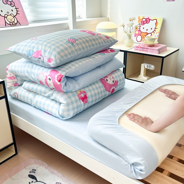 91家纺网 家纺一手货源 找家纺 暮思家居 2025新款三丽鸥授权全棉少女印花系列学生宿舍三件套四件套 蓝格美乐蒂