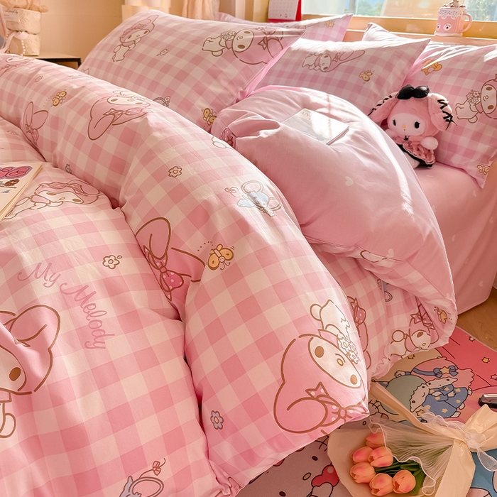 91家纺网 家纺一手货源 找家纺 蓝邻家纺 2025年新款三丽鸥正版授权全棉印花四件套系列-大床图 粉格美乐蒂