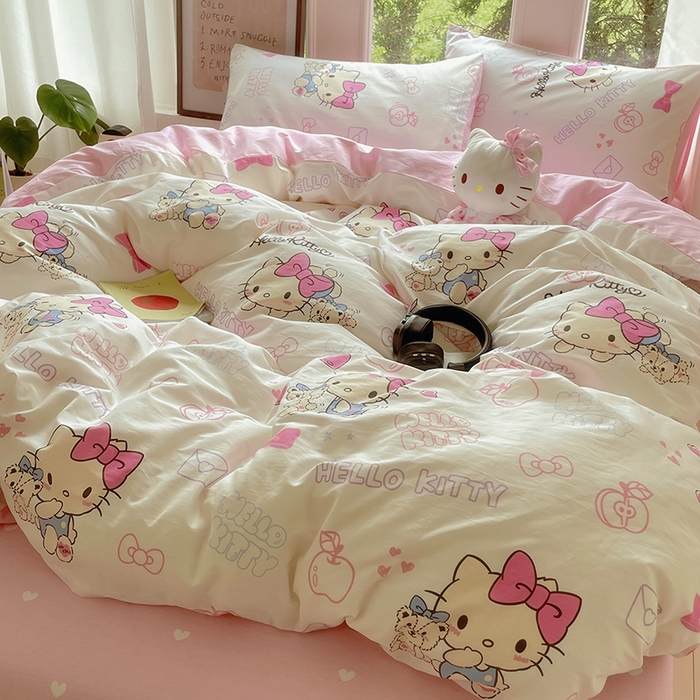 91家纺网 家纺一手货源 找家纺 蓝邻家纺 2025年新款三丽鸥正版授权全棉印花四件套系列-大床图 凯蒂小熊