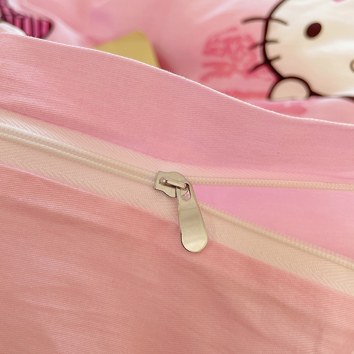 91家纺网 家纺一手货源 找家纺 蓝邻家纺 2025年新款三丽鸥正版授权全棉印花四件套系列-大床图 开心凯蒂