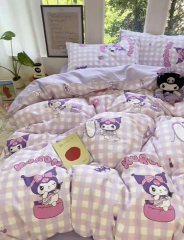 91家纺网 家纺一手货源 找家纺 蓝邻家纺 2025年新款三丽鸥正版授权全棉印花四件套系列-大床图 格子库洛米