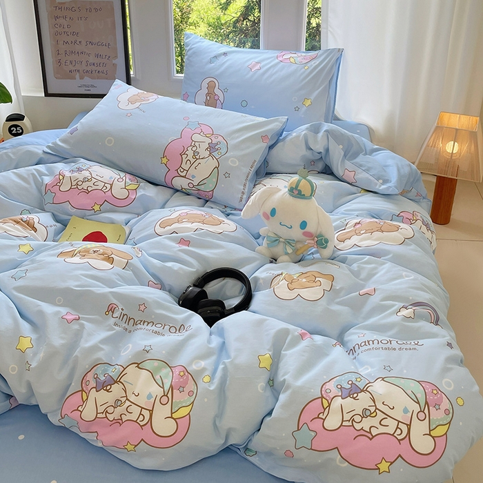 91家纺网 家纺一手货源 找家纺 蓝邻家纺 2025年新款三丽鸥正版授权全棉印花四件套系列-大床图 彩虹玉桂狗