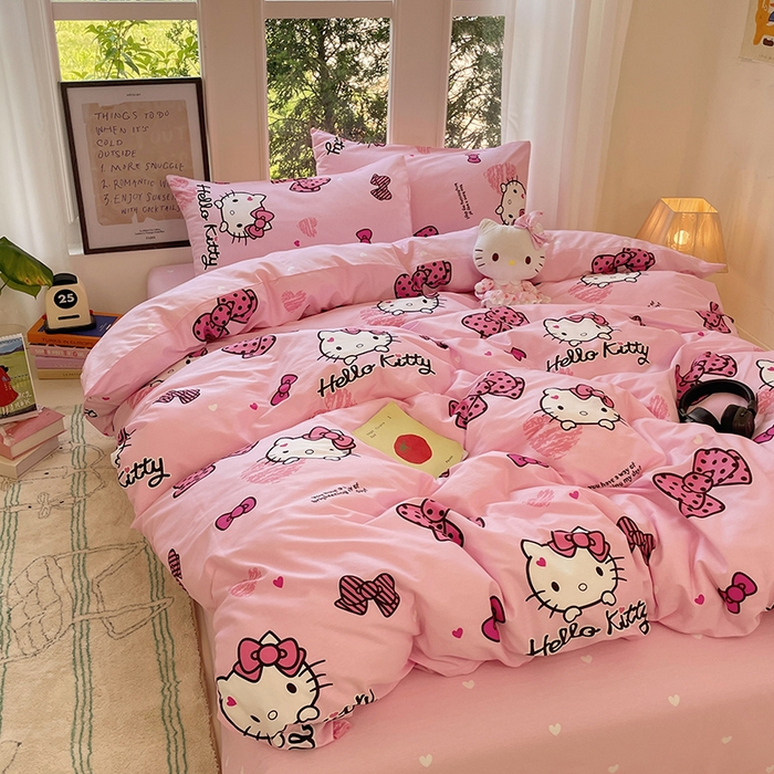 91家纺网 家纺一手货源 找家纺 蓝邻家纺 2025年新款三丽鸥正版授权全棉印花四件套系列-大床图 开心凯蒂